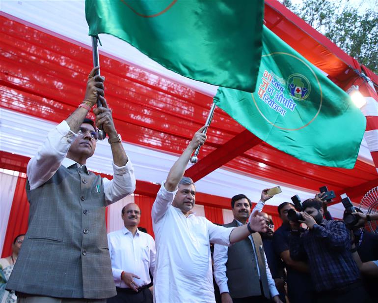 The Union Minister for Health & Family Welfare, Chemicals and Fertilizers, Shri Mansukh Mandaviya and the Union Minister for Railways, Communications, Electronics and Information Technology, Shri Ashwini Vaishnaw flagging off Jan Aushadhi Train (Chhattisgarh Samparkranti Express), in New Delhi on March 3, 2023.