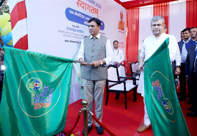 The Union Minister for Health & Family Welfare, Chemicals and Fertilizers, Shri Mansukh Mandaviya and the Union Minister for Railways, Communications, Electronics and Information Technology, Shri Ashwini Vaishnaw flagging off Jan Aushadhi Train (Chhattisgarh Samparkranti Express), in New Delhi on March 3, 2023.