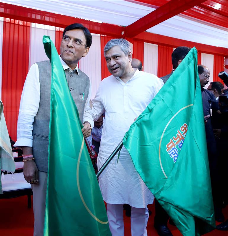 The Union Minister for Health & Family Welfare, Chemicals and Fertilizers, Shri Mansukh Mandaviya and the Union Minister for Railways, Communications, Electronics and Information Technology, Shri Ashwini Vaishnaw flagging off Jan Aushadhi Train (Chhattisgarh Samparkranti Express), in New Delhi on March 3, 2023.