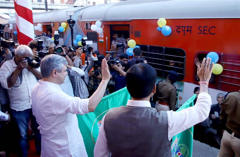 The Union Minister for Health & Family Welfare, Chemicals and Fertilizers, Shri Mansukh Mandaviya and the Union Minister for Railways, Communications, Electronics and Information Technology, Shri Ashwini Vaishnaw flagging off Jan Aushadhi Train (Chhattisgarh Samparkranti Express), in New Delhi on March 3, 2023.