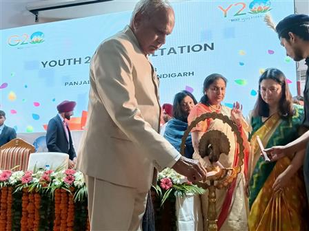 The Governor, Punjab & Administrator, UT, Chandigarh, Shri Banwari Lal Purohit lighting the lamp at the inaugural session of Youth 20 Consultation PU G20 Youth International Seminar at Panjab University, in Chandigarh on March 4, 2023.