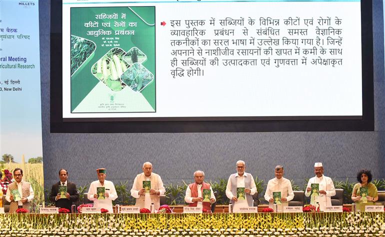 The Union Minister for Agriculture and Farmers Welfare, Shri Narendra Singh Tomar and the Union Minister for Fisheries, Animal Husbandry and Dairying, Shri Parshottam Rupala releasing the publication at the 94th Annual General Meeting of the ICAR Society, in New Delhi on March 10, 2023.