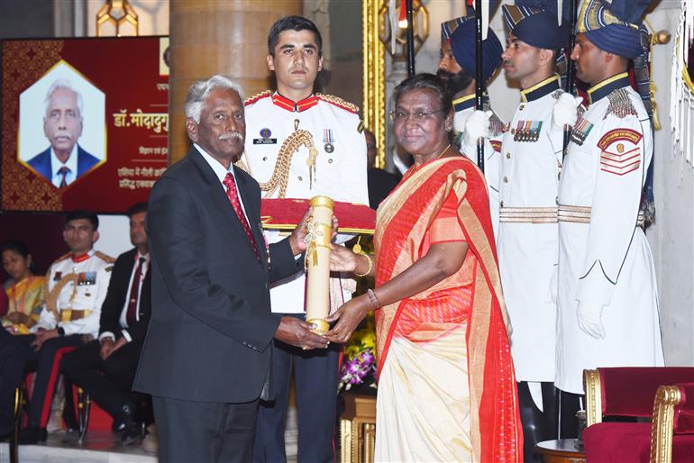 The President, Smt. Droupadi Murmu presenting the Padma Shri Award to Dr. Modadugu Vijay Gupta at the Civil Investiture Ceremony-I at Rashtrapati Bhavan, in New Delhi on March 22, 2023.