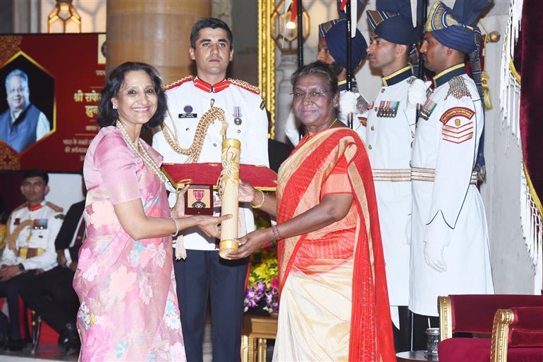 The President, Smt. Droupadi Murmu presenting the Padma Shri Award to Shri Rakesh Radheyshyam Jhunjhunwala (Posthumous) at the Civil Investiture Ceremony-I at Rashtrapati Bhavan, in New Delhi on March 22, 2023.