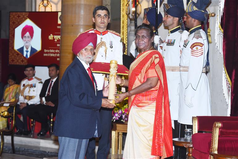 The President, Smt. Droupadi Murmu presenting the Padma Shri Award to Shri Gurcharan Singh at the Civil Investiture Ceremony-I at Rashtrapati Bhavan, in New Delhi on March 22, 2023.