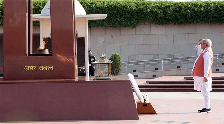 The Chief Minister of Haryana, Shri Manohar Lal Khattar paying homage to Fallen Heroes at National War Memorial, in New Delhi on March 23, 2023.