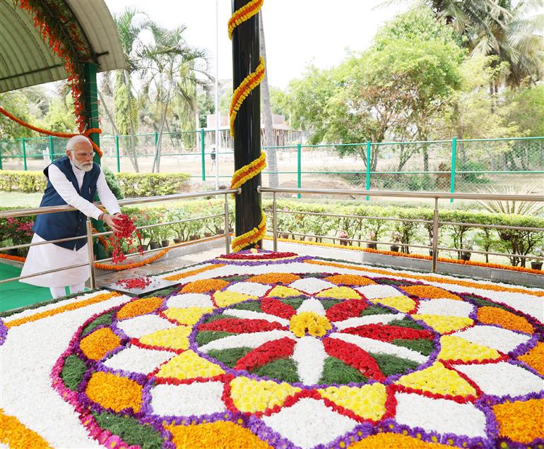 PM pays floral tribute at Samadhi of Sir M Visvesvaraya at Chikkaballapur, in Karnataka on March 25, 2023.