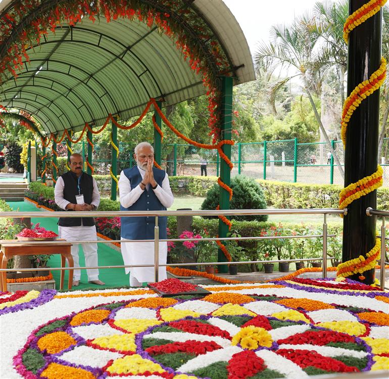 PM pays floral tribute at Samadhi of Sir M Visvesvaraya at Chikkaballapur, in Karnataka on March 25, 2023.