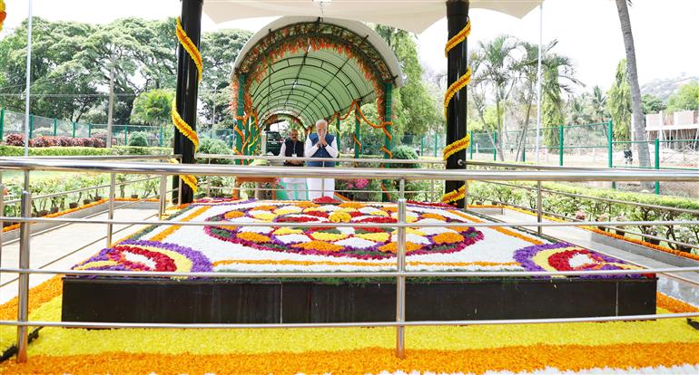 PM pays floral tribute at Samadhi of Sir M Visvesvaraya at Chikkaballapur, in Karnataka on March 25, 2023.