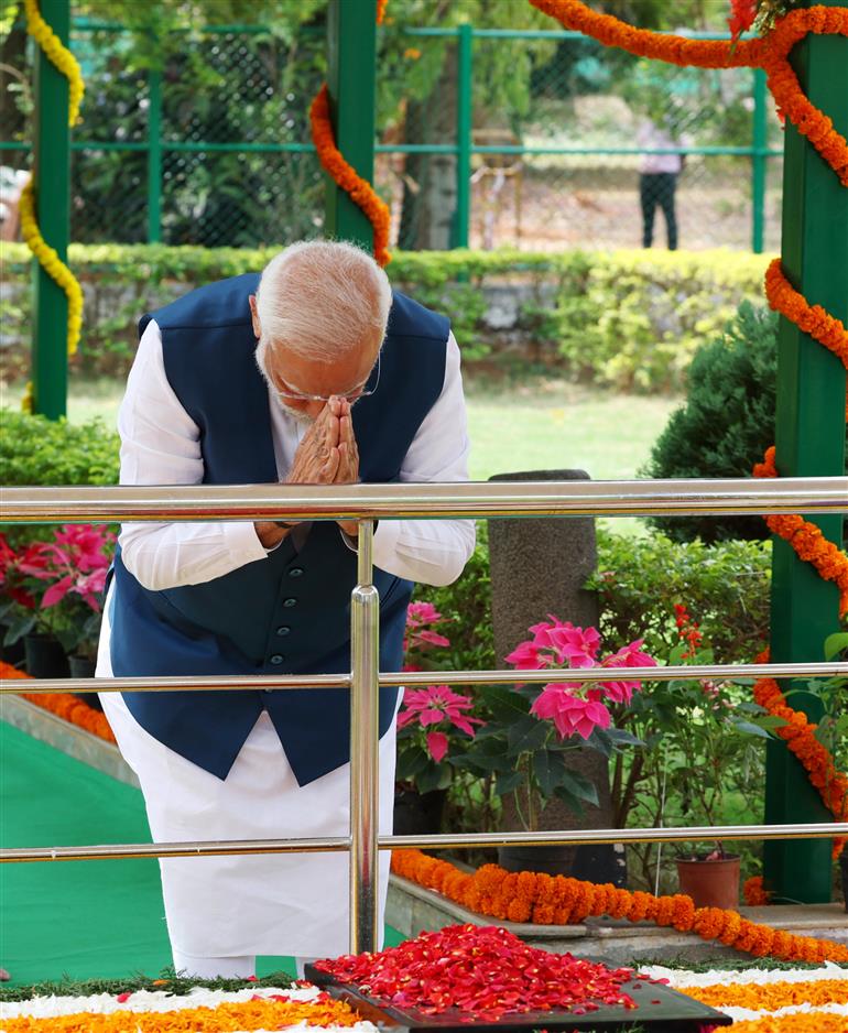 PM pays floral tribute at Samadhi of Sir M Visvesvaraya at Chikkaballapur, in Karnataka on March 25, 2023.