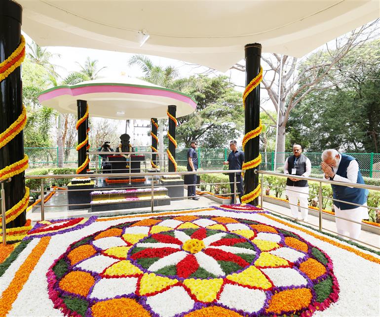 PM pays floral tribute at Samadhi of Sir M Visvesvaraya at Chikkaballapur, in Karnataka on March 25, 2023.