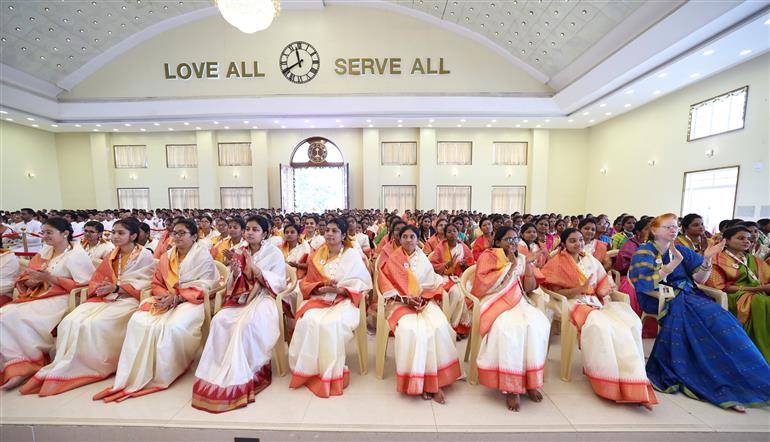 Gathering at the inauguration of Sri Madhusudan Sai Institute of Medical Science & Research at Chikkaballapur, in Karnataka on March 25, 2023. PM addressing on the occasion.