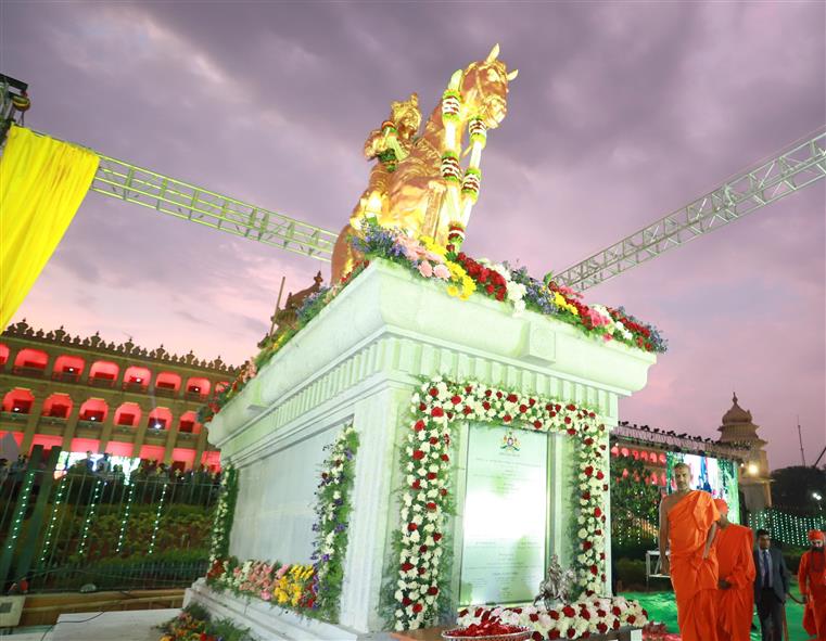 The Union Minister for Home Affairs and Cooperation, Shri Amit Shah unveiling the statues of Lord Basaveshwara  & Nadaprabhu Kempegowda , in Bengaluru on March 26, 2023.