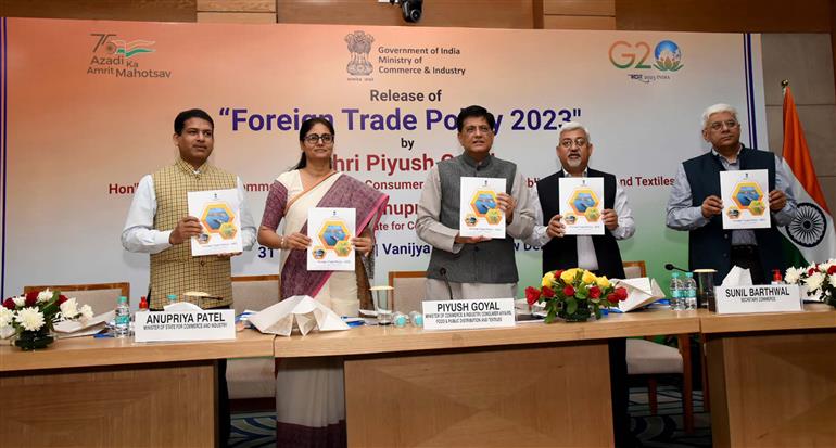 The Union Minister for Commerce & Industry, Consumer Affairs, Food & Public Distribution and Textiles, Shri Piyush Goyal realese the “Foreign Trade Policy 2023” at Vanijya Bhawan, in New Delhi on March 31, 2023.