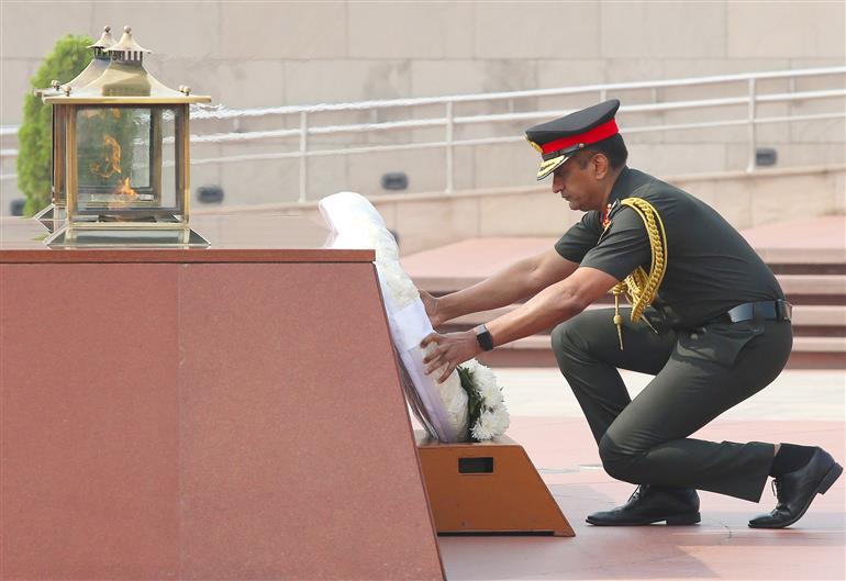 The Chief of Integrated Defence Staff to the Chairman, Chief of Staff Committee Lt Gen Johnson P Mathew laying a wreath at the National War Memorial, in New Delhi on May 04, 2023.