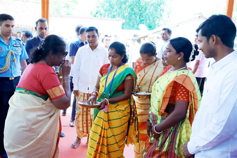 राष्ट्रपति श्रीमती द्रौपदी मुर्मु का 04 मई 2023 को ओडिशा के पहाड़पुर गांव (मयूरभंज) में ग्रामीणों द्वारा स्वागत किया गया। 