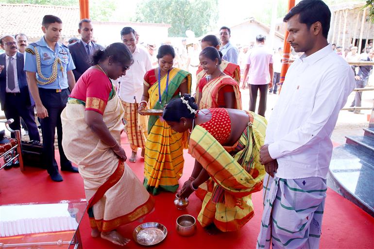 राष्ट्रपति श्रीमती द्रौपदी मुर्मु का 04 मई 2023 को ओडिशा के पहाड़पुर गांव (मयूरभंज) में ग्रामीणों द्वारा स्वागत किया गया।