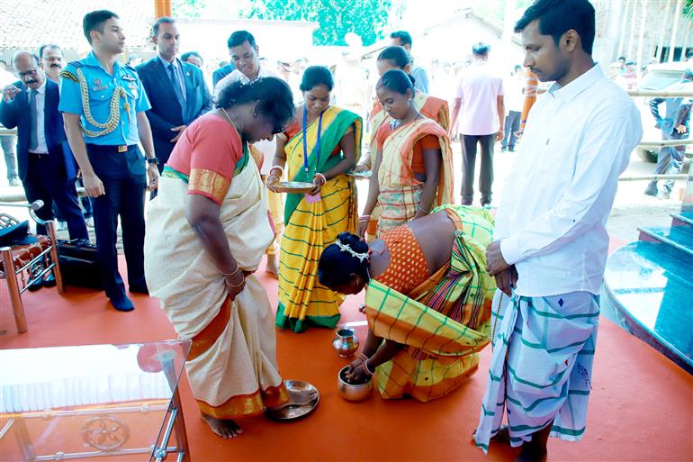 राष्ट्रपति श्रीमती द्रौपदी मुर्मु का 04 मई 2023 को ओडिशा के पहाड़पुर गांव (मयूरभंज) में ग्रामीणों द्वारा स्वागत किया गया। 