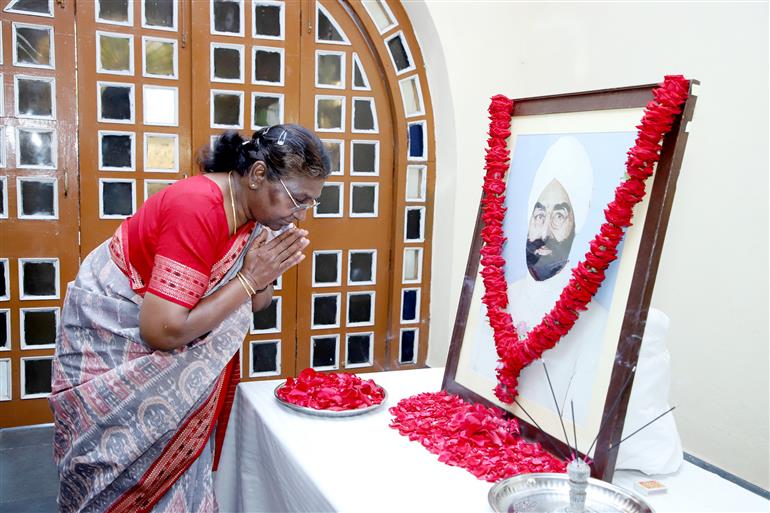 The President of India, Smt. Droupadi Murmu paying floral tributes to Late. Shri Giani Zail Singh (former President of India) on his birth anniversary at his residence (Rairangpur), in Odisha on May 05, 2023.