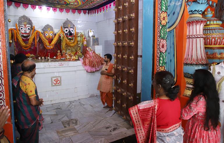 राष्ट्रपति श्रीमती द्रौपदी मुर्मु 05 मई 2023 को अपनी ओडिशा यात्रा के दौरान जगन्नाथ मंदिर में पूजा करती हुईं।