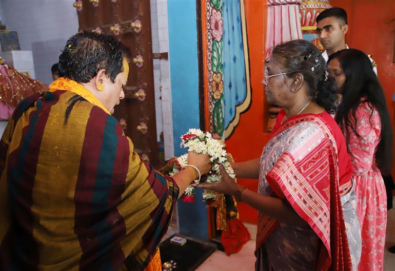 राष्ट्रपति श्रीमती द्रौपदी मुर्मु 05 मई 2023 को अपनी ओडिशा यात्रा के दौरान जगन्नाथ मंदिर में पूजा करती हुईं।