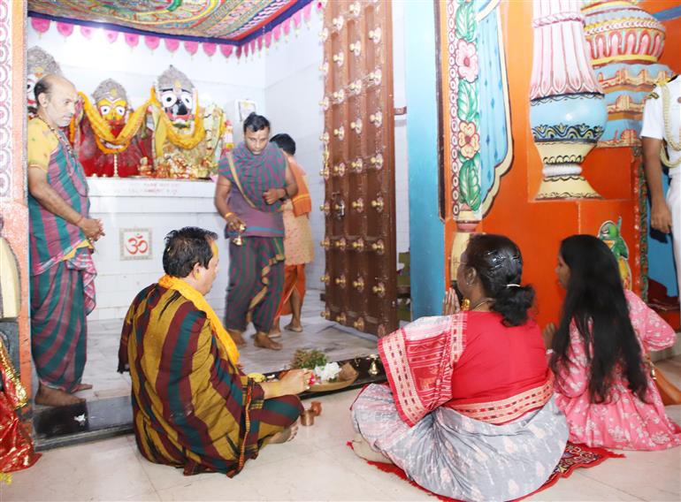 राष्ट्रपति श्रीमती द्रौपदी मुर्मु 05 मई 2023 को अपनी ओडिशा यात्रा के दौरान जगन्नाथ मंदिर में पूजा करती हुईं।