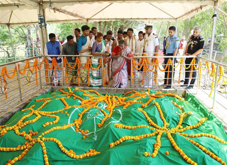 राष्ट्रपति श्रीमती द्रौपदी मुर्मु 05 मई 2023 को ओडिशा में पंडित रघुनाथ मुर्मू की जयंती पर उनके समाधि स्थल पर पुष्पांजलि अर्पित करती हुईं।