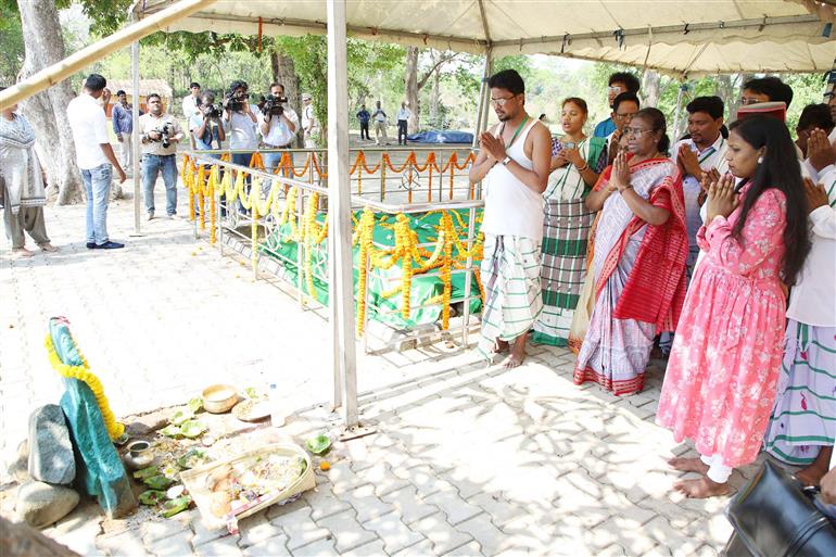 राष्ट्रपति श्रीमती द्रौपदी मुर्मु 05 मई 2023 को ओडिशा में पंडित रघुनाथ मुर्मू की जयंती पर उनके समाधि स्थल पर पुष्पांजलि अर्पित करती हुईं।