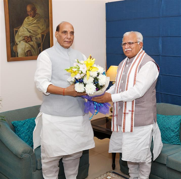 The Chief Minister of Haryana, Shri Manohar Lal Khattar calling on the Union Minister for Defence, Shri Rajnath Singh, in Chandigarh on May 08, 2023.