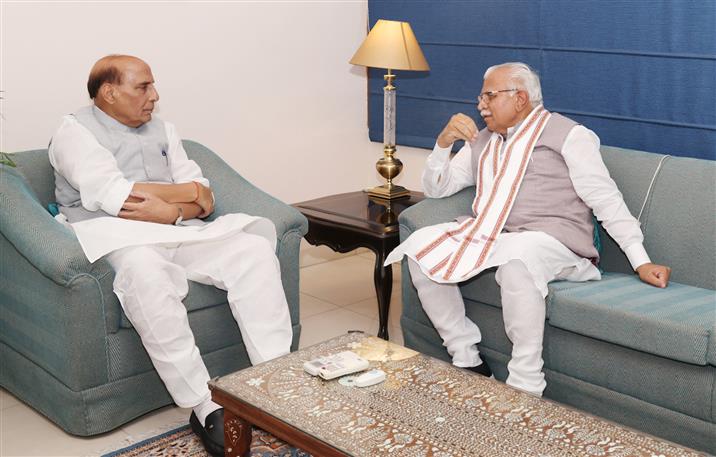 The Chief Minister of Haryana, Shri Manohar Lal Khattar calling on the Union Minister for Defence, Shri Rajnath Singh, in Chandigarh on May 08, 2023.