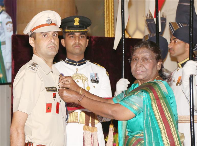 The President of India, Smt. Droupadi Murmu presenting Shaurya Chakra to Shri Amit Kumar, Assistant Commandant, CRPF during Defence Investiture Ceremony (Phase-1), in New Delhi on May 09, 2023.