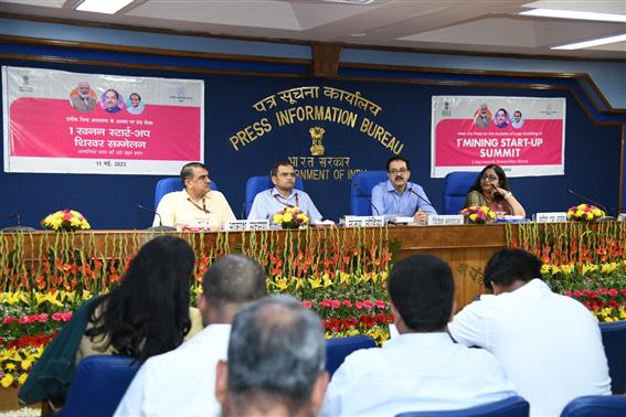 खान मंत्रालय के सचिव श्री विवेक भारद्वाज 11 मई 2023 को नई दिल्ली में मुंबई आईआईटी के सहयोग से खान मंत्रालय द्वारा आयोजित पहले खनन स्टार्ट-अप शिखर सम्मेलन के प्रतीक चिन्ह (लोगो) के अनावरण के अवसर पर एक संवाददाता सम्मेलन को संबोधित करते हुए। 