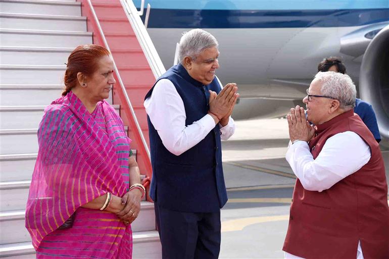 The Vice President, Shri Jagdeep Dhankhar and Dr. Sudesh Dhankhar being welcomed by Shri Kalraj Mishra, the Governor of Rajasthan and Shri Lalchand Kataria, the Minister of Agriculture, in Rajasthan on May 14, 2023.