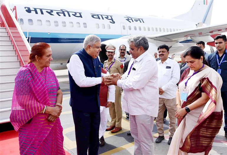 The Vice President, Shri Jagdeep Dhankhar and Dr. Sudesh Dhankhar being welcomed by Shri Kalraj Mishra, the Governor of Rajasthan and Shri Lalchand Kataria, the Minister of Agriculture, in Rajasthan on May 14, 2023.