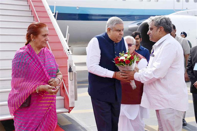 The Vice President, Shri Jagdeep Dhankhar and Dr. Sudesh Dhankhar being welcomed by Shri Kalraj Mishra, the Governor of Rajasthan and Shri Lalchand Kataria, the Minister of Agriculture, in Rajasthan on May 14, 2023.