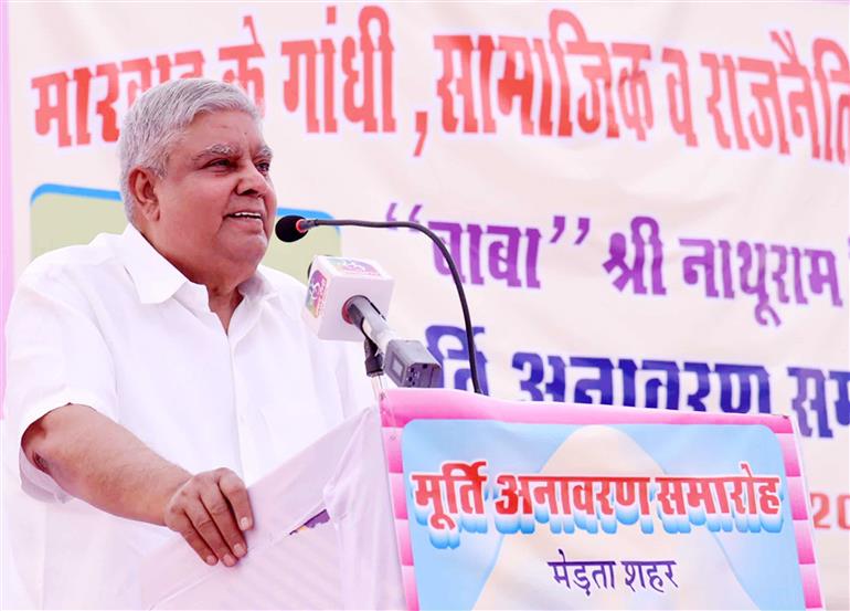 उपराष्ट्रपति श्री जगदीप धनखड़ 14 मई 2023 को राजस्थान के नागौर की मेड़ता सिटी में स्वर्गीय श्री नाथूराम मिर्धा की मूर्ति का अनावरण करने के बाद उपस्थित लोगों को संबोधित करते हुए।