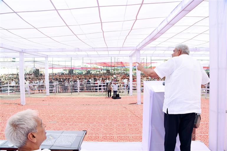 उपराष्ट्रपति श्री जगदीप धनखड़ 14 मई 2023 को राजस्थान के नागौर की मेड़ता सिटी में स्वर्गीय श्री नाथूराम मिर्धा की मूर्ति का अनावरण करने के बाद उपस्थित लोगों को संबोधित करते हुए।