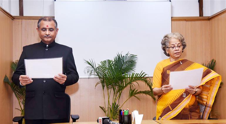 Dr Manoj Soni takes the Oath of Office and Secrecy as Chairman, Union Public Service Commission (UPSC), in New Delhi on May 16, 2023.