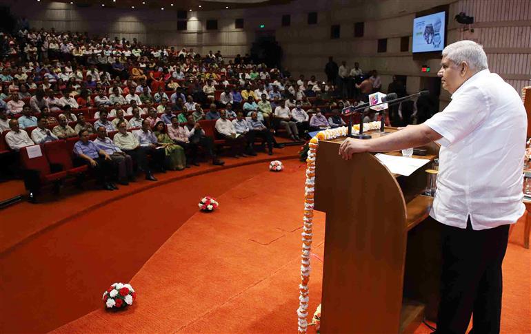 उपराष्ट्रपति और राज्यसभा के सभापति श्री जगदीप धनखड़ 17 मई, 2023 को जीएमसी बालयोगी ऑडिटोरियम, संसद भवन परिसर, नई दिल्ली में  'उन्मुक्त: विचार संगोष्ठी' के दौरान राज्य सभा के अधिकारियों को संबोधित करते हुए।