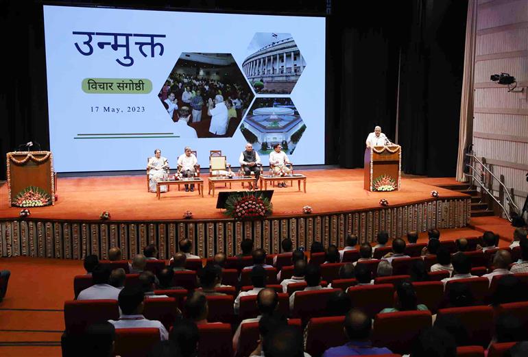 उपराष्ट्रपति और राज्यसभा के सभापति श्री जगदीप धनखड़ 17 मई, 2023 को जीएमसी बालयोगी ऑडिटोरियम, संसद भवन परिसर, नई दिल्ली में  'उन्मुक्त: विचार संगोष्ठी' के दौरान राज्य सभा के अधिकारियों को संबोधित करते हुए।