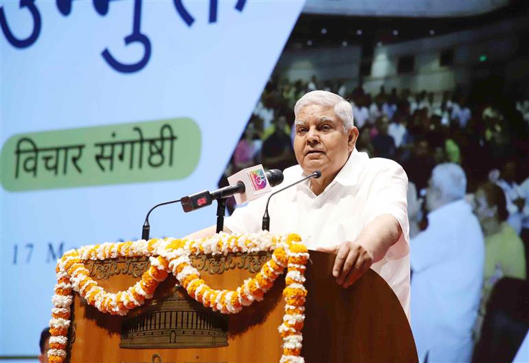 उपराष्ट्रपति और राज्यसभा के सभापति श्री जगदीप धनखड़ 17 मई, 2023 को जीएमसी बालयोगी ऑडिटोरियम, संसद भवन परिसर, नई दिल्ली में  'उन्मुक्त: विचार संगोष्ठी' के दौरान राज्य सभा के अधिकारियों को संबोधित करते हुए।