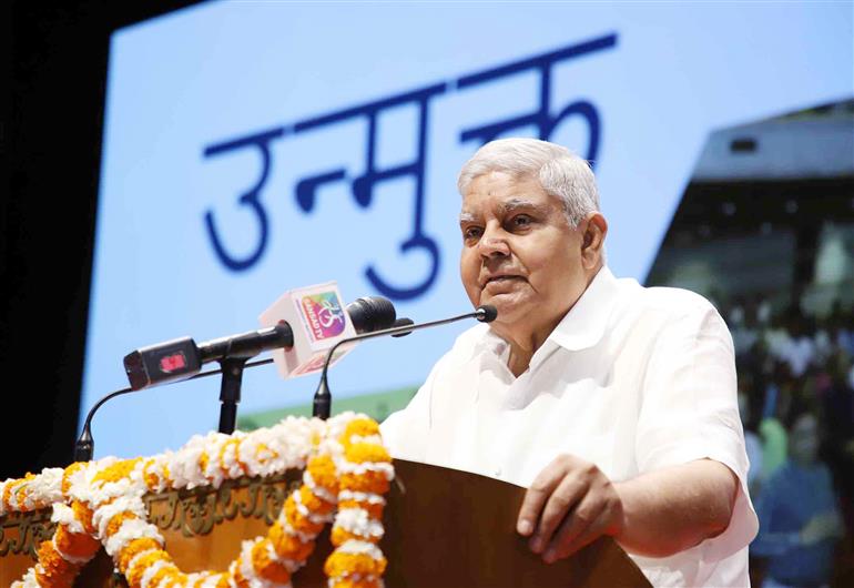 उपराष्ट्रपति और राज्यसभा के सभापति श्री जगदीप धनखड़ 17 मई, 2023 को जीएमसी बालयोगी ऑडिटोरियम, संसद भवन परिसर, नई दिल्ली में  'उन्मुक्त: विचार संगोष्ठी' के दौरान राज्य सभा के अधिकारियों को संबोधित करते हुए।