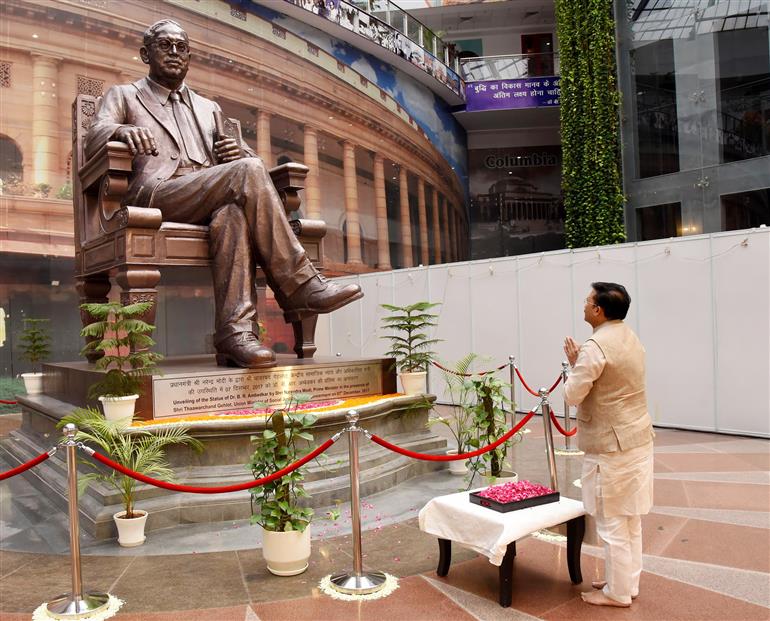 संचार राज्य मंत्री श्री देवुसिंह चौहान 17 मई, 2023 को नई दिल्ली के अम्बेडकर इंटरनेशनल सेंटर में डॉ. बी.आर. अम्बेडकर को पुष्पांजलि अर्पित करते हुए।