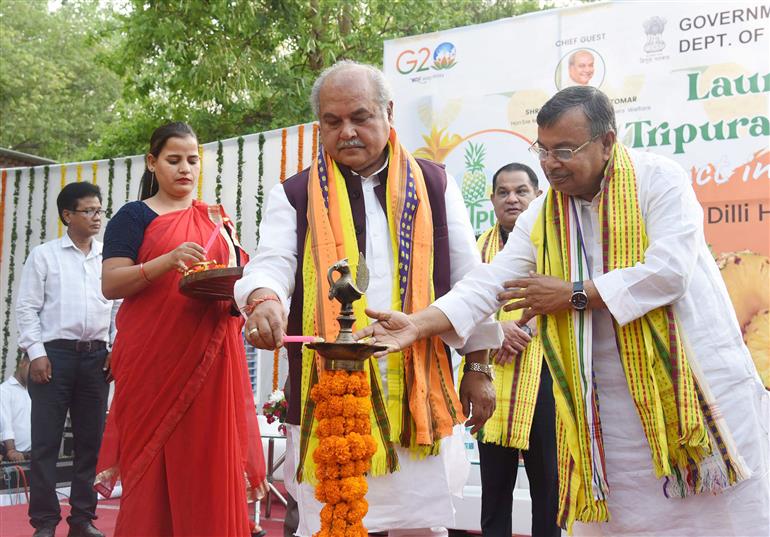 The Union Minister of Agriculture and Farmers Welfare, Shri Narendra Singh Tomar lighting the lamp at the launch ceremony of Tripura Organic Pineapples at Dilli Haat (INA), in New Delhi on May 18, 2023.