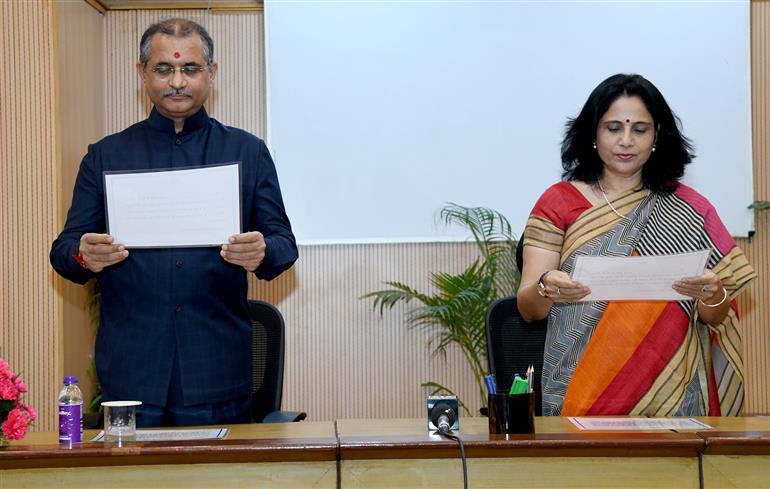 Ms. Suman Sharma takes the Oath of office and Secrecy as Member, Union Public Service Commission (UPSC), in New Delhi on May 25, 2023.