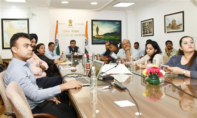 The Secretary, Ministry of Tourism, Shri Arvind Singh addressing a Press Conference on outcomes of G20 Tourism Working Group Meeting, in Srinagar on May 26, 2023.