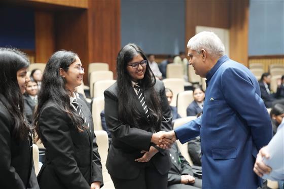 उपराष्ट्रपति श्री जगदीप धनखड़ 03 नवंबर, 2023 को संसद भवन परिसर, नई दिल्ली में मोदी विज्ञान और प्रौद्योगिकी विश्वविद्यालय (राजस्थान) के छात्रों से बातचीत करते हुए।