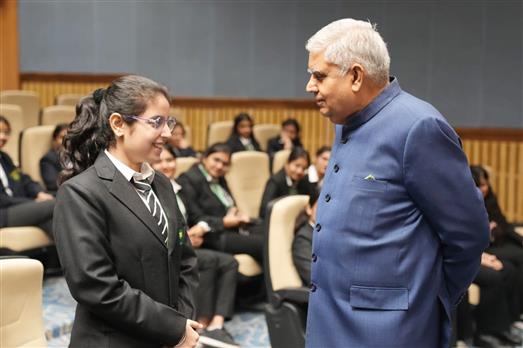 उपराष्ट्रपति श्री जगदीप धनखड़ 03 नवंबर, 2023 को संसद भवन परिसर, नई दिल्ली में मोदी विज्ञान और प्रौद्योगिकी विश्वविद्यालय (राजस्थान) के छात्रों से बातचीत करते हुए।