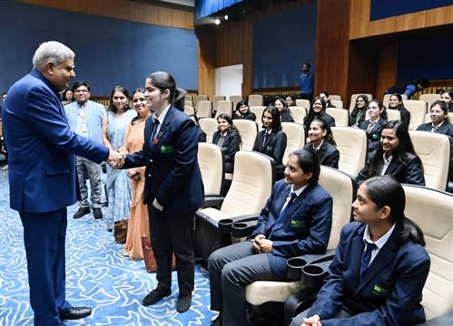 उपराष्ट्रपति श्री जगदीप धनखड़ 03 नवंबर, 2023 को संसद भवन परिसर, नई दिल्ली में मोदी विज्ञान और प्रौद्योगिकी विश्वविद्यालय (राजस्थान) के छात्रों से बातचीत करते हुए।