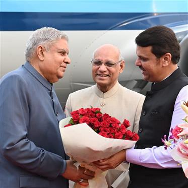 The Vice President of India and Chairman, Rajya Sabha, Shri Jagdeep Dhankhar being welcomed by the Governor of Maharashtra, Shri Ramesh Bais, the Deputy Chief Minister of Maharashtra, Shri Devendra Fadnavis, the MLA, Government of Maharashtra, Shri Deepak Kesarkar, the MLA, Government of Maharashtra, Shri Mangal Prabhat Lodha and other dignitaries on his arrival at Mumbai, in Maharashtra on November 6, 2023.